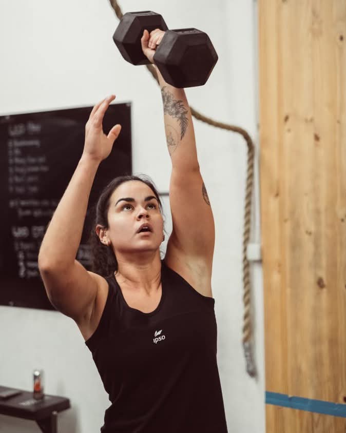 Ianê em dumbbell snatch